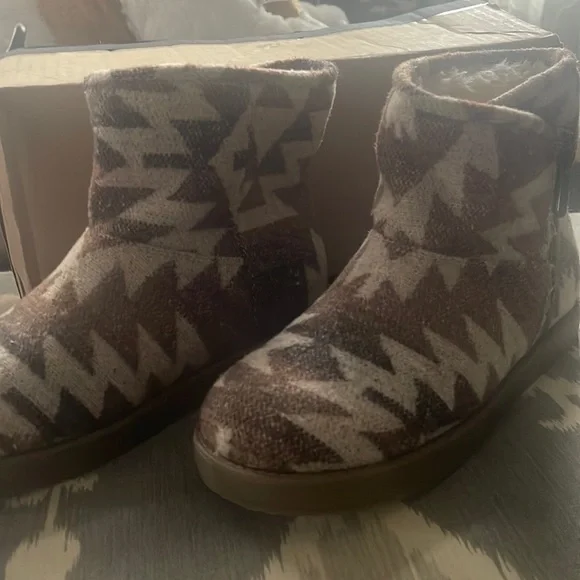 Warm comfy fur line boots - Picture 1 of 3